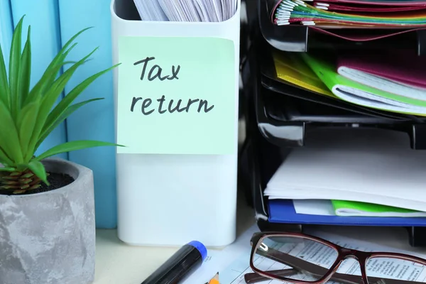 Nota con il testo TAX RETURN — Foto Stock