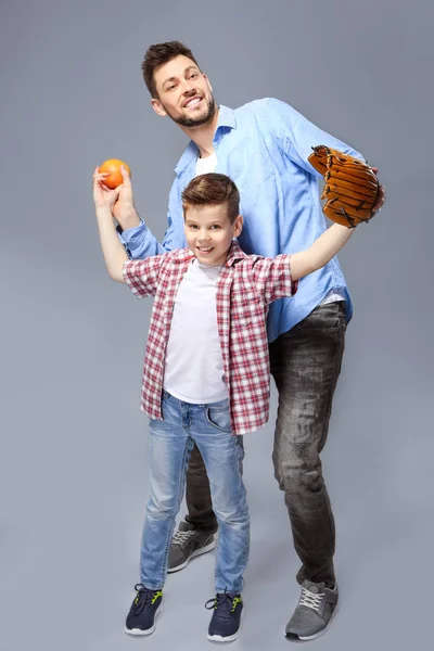 父亲和儿子的棒球手套与球 — 图库照片