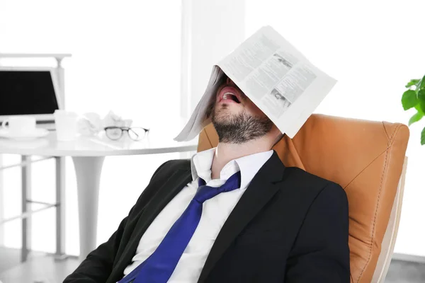 Działalności człowieka spania pod gazety — Zdjęcie stockowe