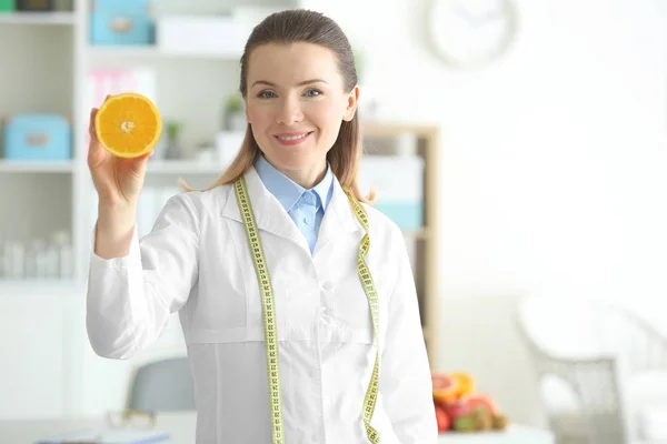 Unga kvinnliga nutritionist — Stockfoto