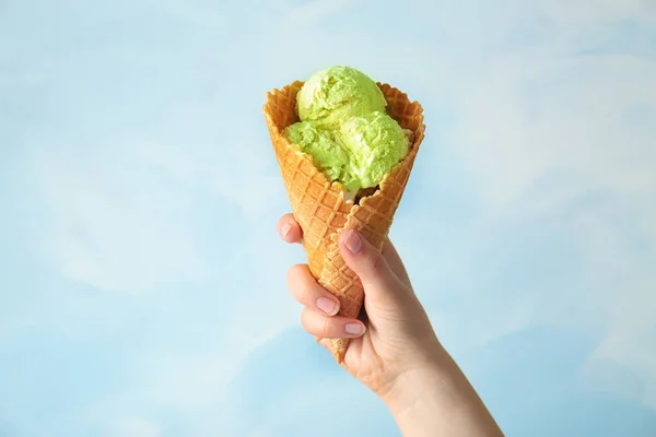 Hand met ijs in wafel kegel — Stockfoto