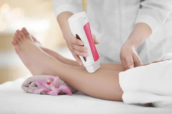 Kosmetikerin beim Wachsen weiblicher Beine — Stockfoto