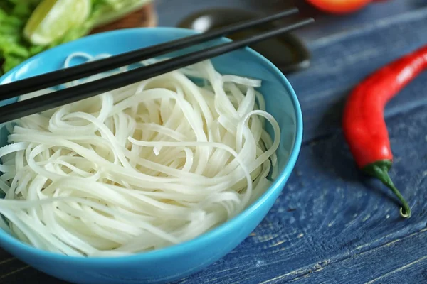 Ciotola con tagliatelle di riso — Foto Stock