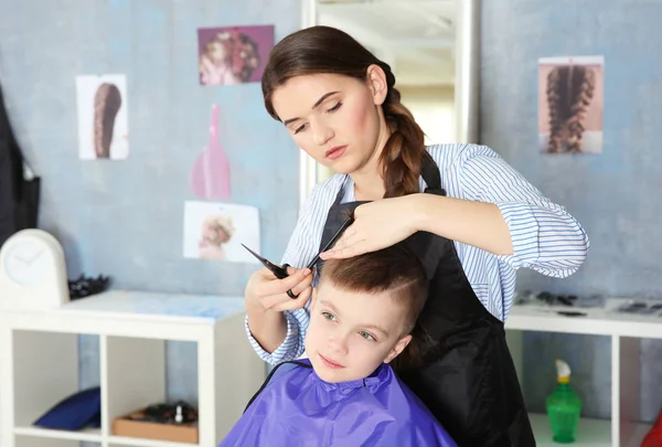 Chłopiec w salon fryzjerski — Zdjęcie stockowe