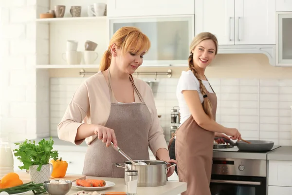 女人和烹饪的女儿 — 图库照片