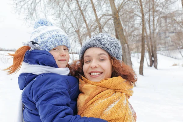 Matka s dcerou v zimě parku — Stock fotografie