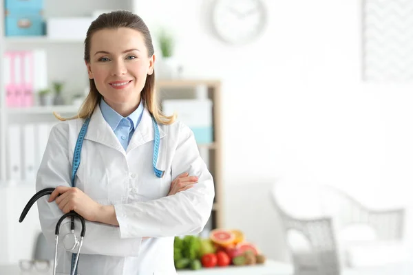 Jovem nutricionista feminina — Fotografia de Stock