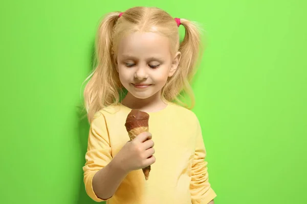 Niedliches Mädchen, das Eis isst — Stockfoto