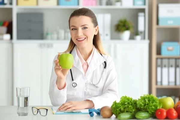 Jovem nutricionista feminina — Fotografia de Stock