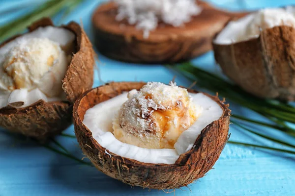 Половинки кокоса с мороженым — стоковое фото
