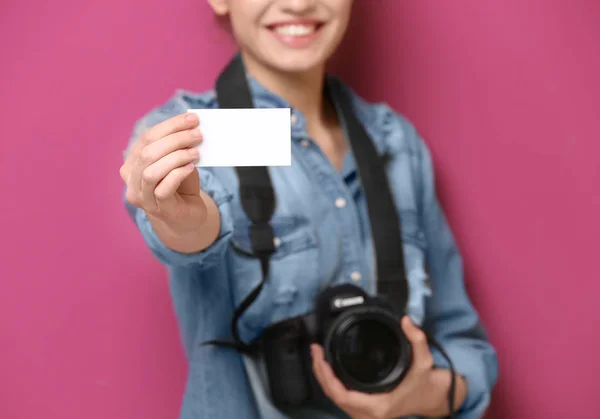 Belo fotógrafo com cartão de visita — Fotografia de Stock