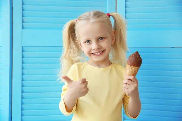 Klein meisje dat ijs eet — Stockfoto