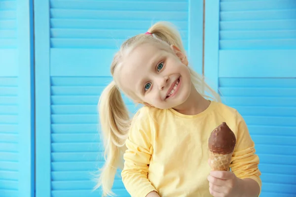 Little girl eating ice cream — Stock Photo, Image