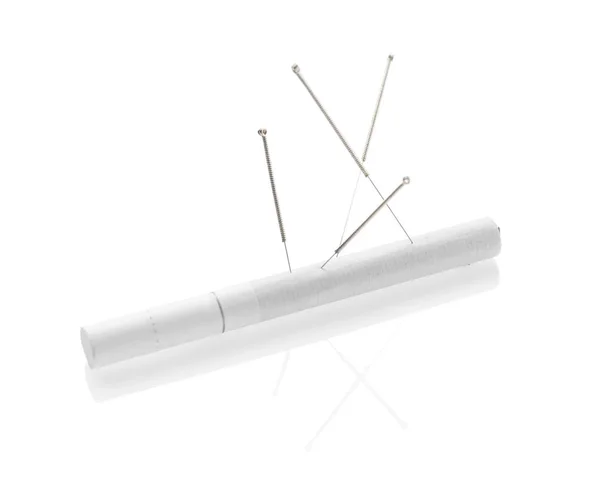 Agulhas de acupuntura com cigarro sobre fundo branco — Fotografia de Stock