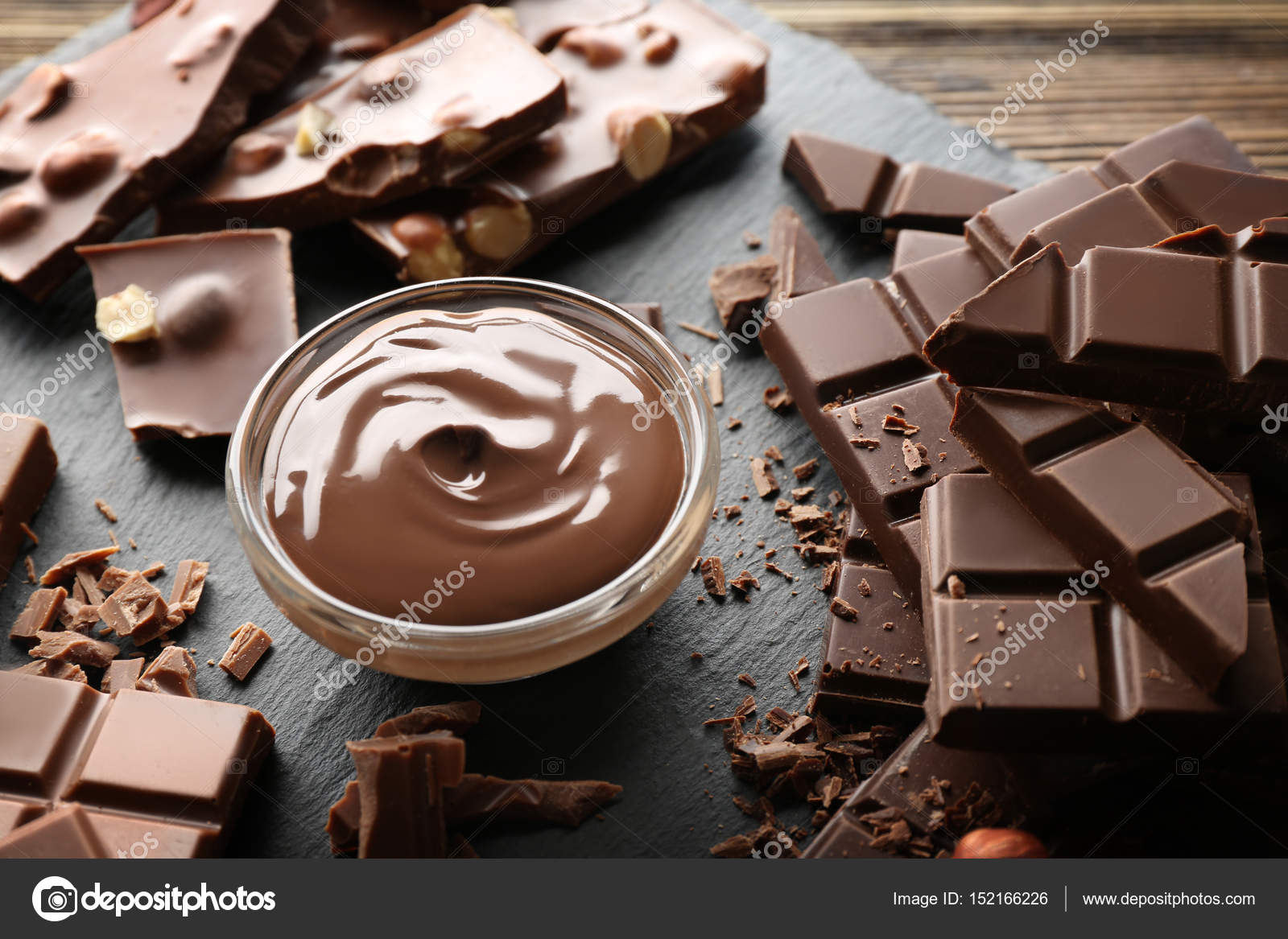 посуда для растопки шоколада. темперирование темного шоколада. растопить шоколад со сливочным маслом. растопить шоколадные конфеты. растопленный шоколад с маслом.