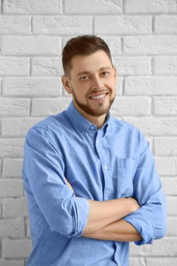 Yakışıklı genç adam. 