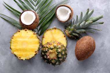 Ananas ve gri arka plan üzerine Hindistan cevizi