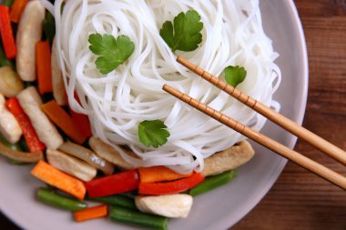 Lezzetli pirinç şehriye ile plaka