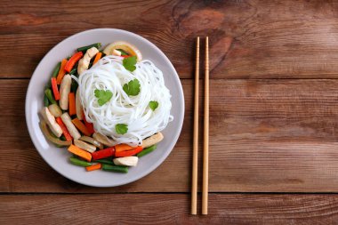 Lezzetli pirinç şehriye ile plaka