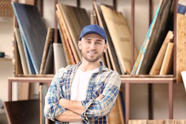 Yakışıklı genç marangoz  