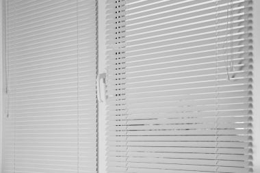 Beyaz kanepe ile pencere 