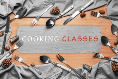 Pişirme Sınıflar kavramı. Çatal bıçak seti ve ahşap arka plan üzerinde masa örtüsü