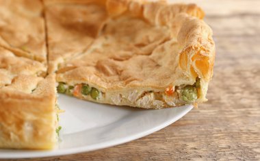 Tavuklu börek dilimlenmiş