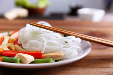 Lezzetli pirinç şehriye ile plaka