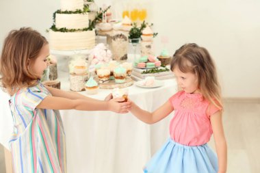 Sevimli küçük kız arkadaşı partide lezzetli tatlı verilmesi