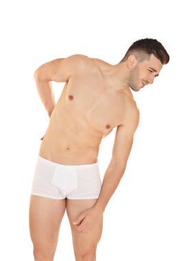 Beyaz arka planda sırt ağrısı çeken genç bir adam.