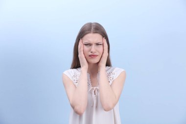 Güzel genç kadın acı  