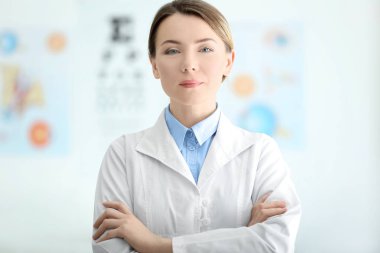 Kadın doktoru doktor ofisinde ayakta