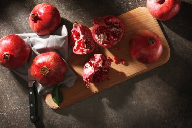 Nar ile ahşap tahta 