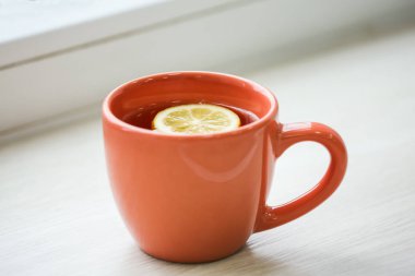 Limonlu sıcak çay. 