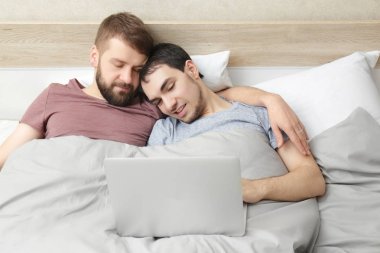 gay çift yatakta yatarken  