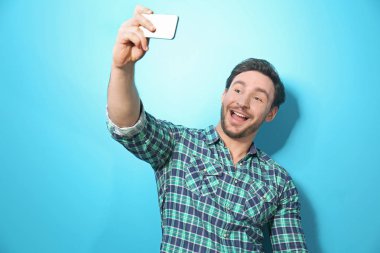 Yakışıklı genç adam. 