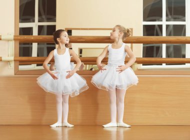 Sınıf bale pratik güzel küçük kız grubu