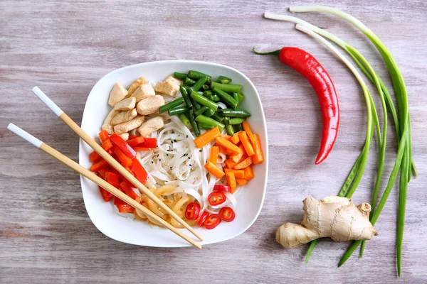 Piatto con gustoso tagliatella di riso — Foto Stock