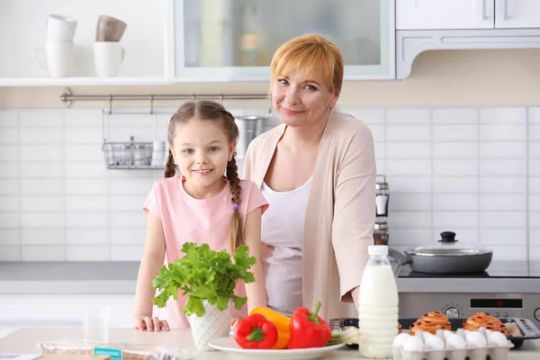小女孩和她的祖母在厨房做饭 — 图库照片