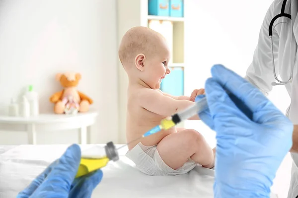 Hälso-och koncept. Baby's vaccination vid sjukhuset — Stockfoto