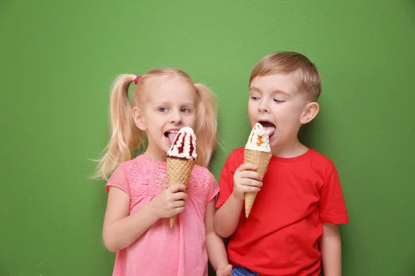 Kinder essen Eis — Stockfoto