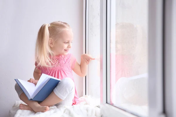 小女孩坐在窗台上 — 图库照片