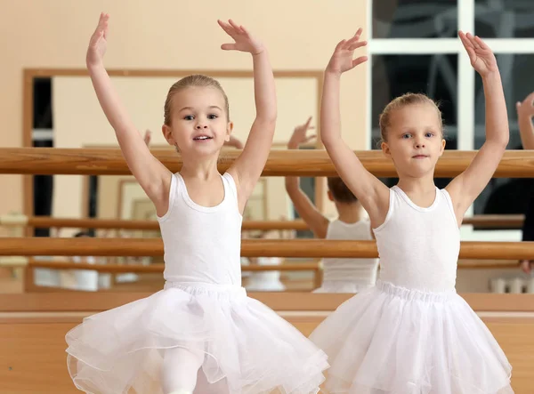 Groep Van Mooie Meisjes Voor Het Beoefenen Van Ballet Klasse — Stockfoto