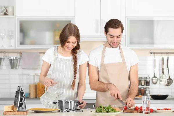 Jeune couple préparant des pâtes — Photo