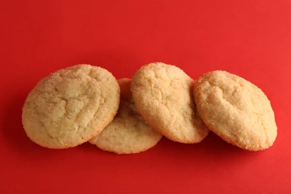 Biscoitos de açúcar no fundo vermelho — Fotografia de Stock