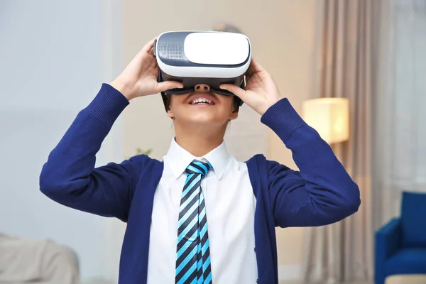 Colegiala con gafas de realidad virtual en casa — Foto de Stock