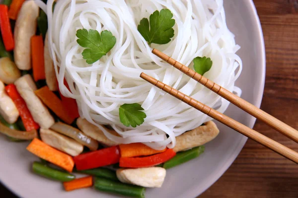 Πιάτο με νόστιμο ρύζι noodle — Φωτογραφία Αρχείου