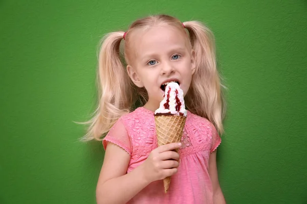 Liten flicka äter glass — Stockfoto