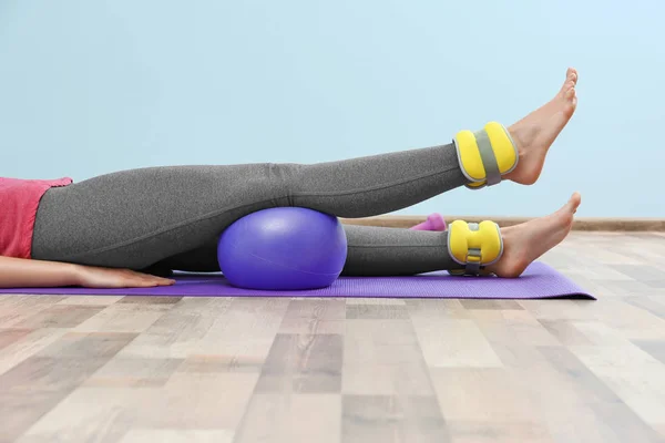 Жінка тренується з вагами на ногах у спортзалі — стокове фото
