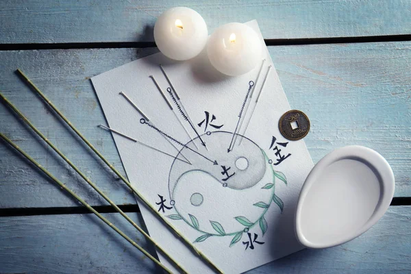 Agujas de acupuntura con velas y dibujo sobre fondo de madera —  Fotos de Stock
